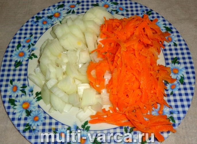 Гороховий суп із мисливськими ковбасками в мультиварці