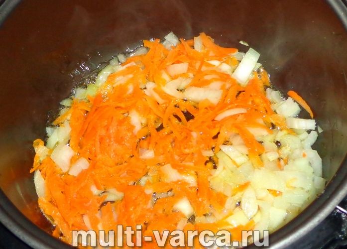 Гороховий суп із мисливськими ковбасками в мультиварці