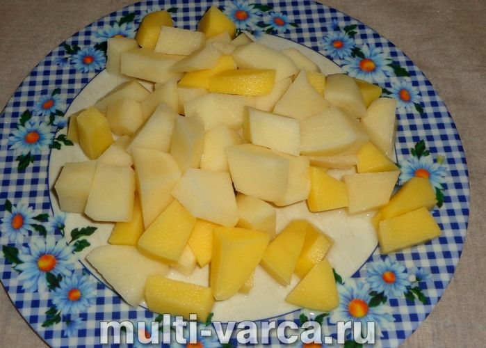 Гороховий суп із мисливськими ковбасками в мультиварці