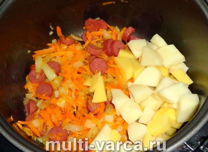 Гороховий суп із мисливськими ковбасками в мультиварці