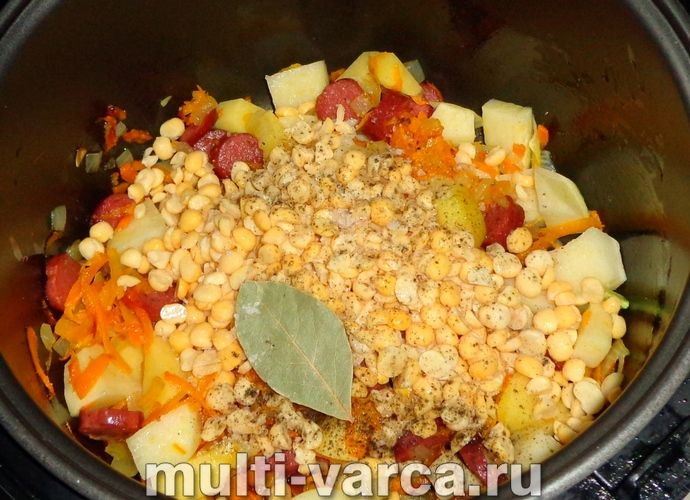 Гороховий суп із мисливськими ковбасками в мультиварці