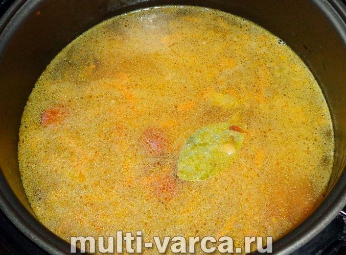 Гороховий суп із мисливськими ковбасками в мультиварці
