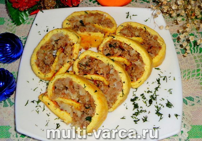Яєчний рулет із фаршем і сиром