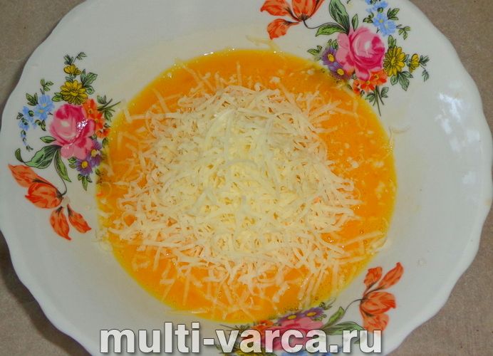 Яєчний рулет із фаршем і сиром