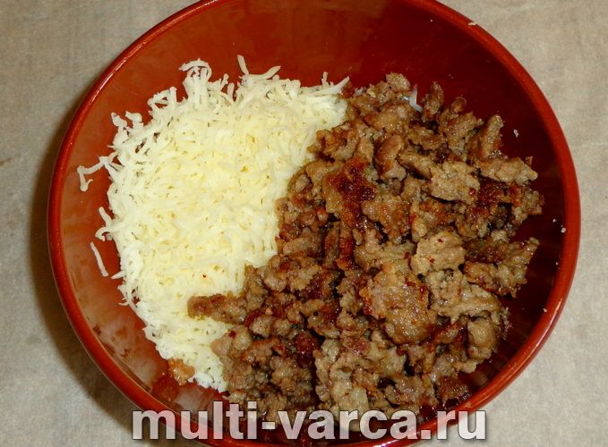Яєчний рулет із фаршем і сиром