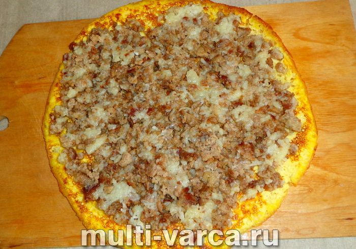 Яєчний рулет із фаршем і сиром