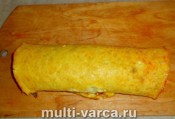 Яєчний рулет із фаршем і сиром