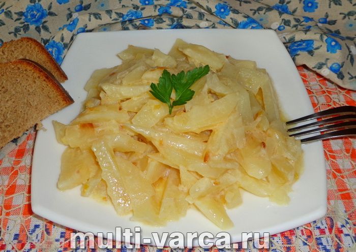 Картопля, тушкована в сметані в мультиварці