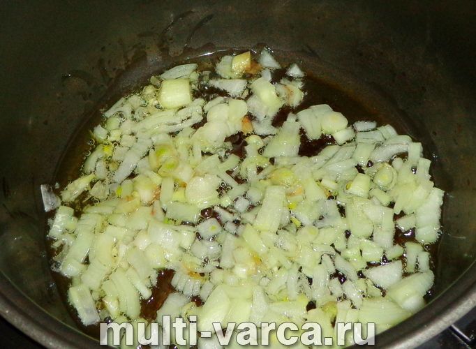 Картопля, тушкована в сметані в мультиварці