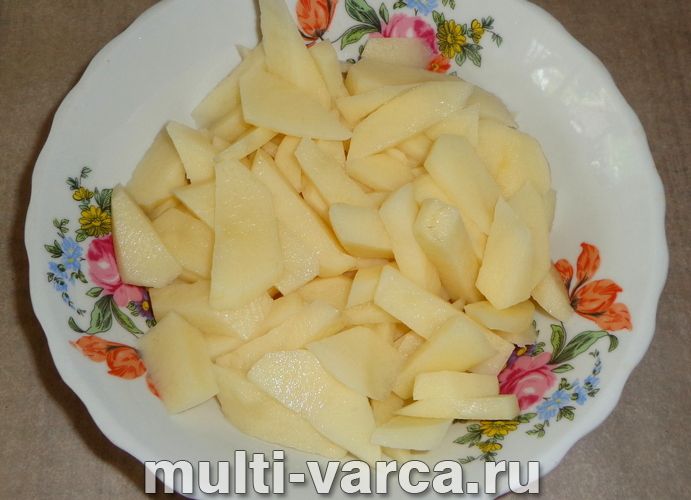 Картопля, тушкована в сметані в мультиварці