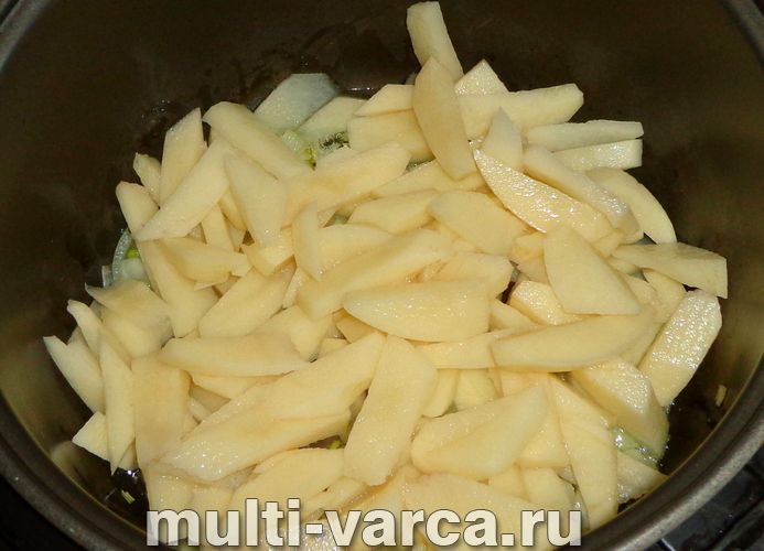 Картопля, тушкована в сметані в мультиварці