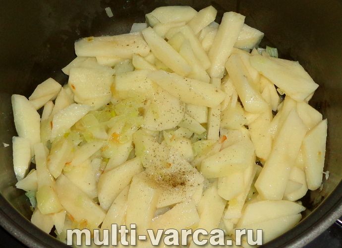 Картопля, тушкована в сметані в мультиварці