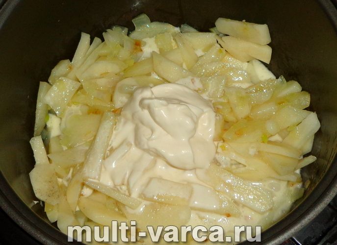 Картопля, тушкована в сметані в мультиварці