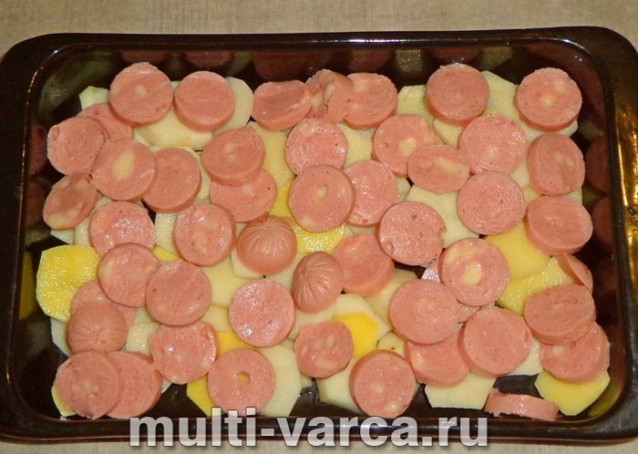 Картопляна запіканка з сосисками в духовці