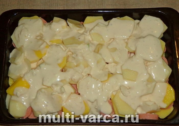Картопляна запіканка з сосисками в духовці