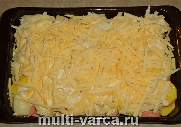 Картопляна запіканка з сосисками в духовці