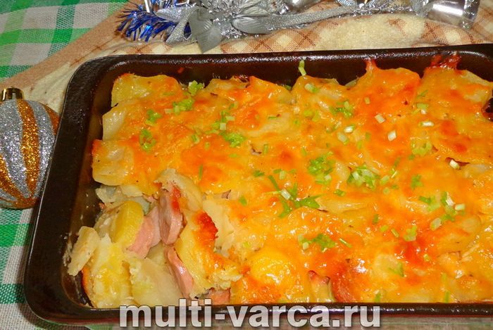 Картопляна запіканка з сосисками в духовці