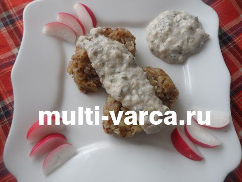 Картопляно-гречані котлети з грибним соусом у мультиварці