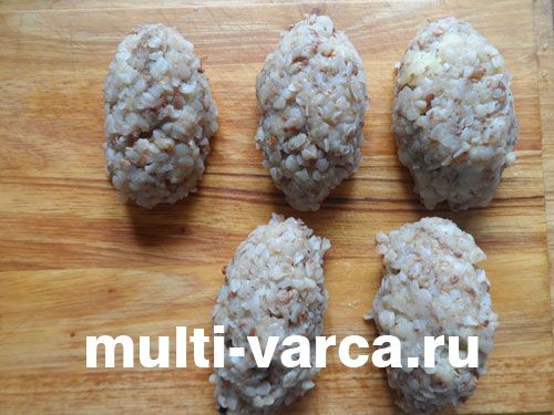 Картопляно-гречані котлети з грибним соусом у мультиварці