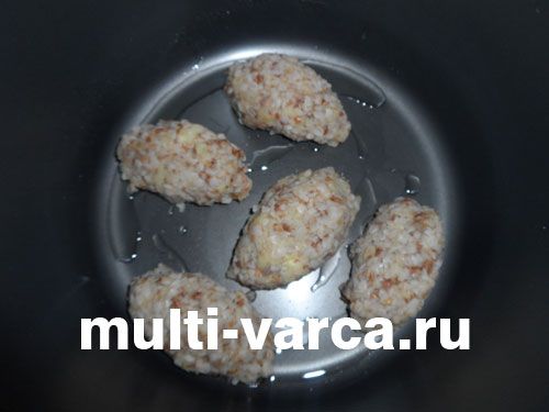 Картопляно-гречані котлети з грибним соусом у мультиварці
