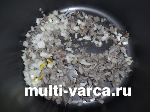 Картопляно-гречані котлети з грибним соусом у мультиварці