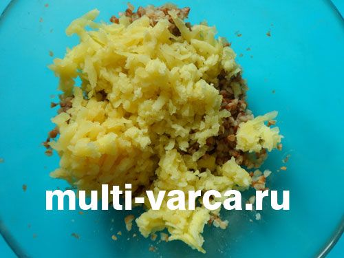 Картопляно-гречані котлети з грибним соусом у мультиварці