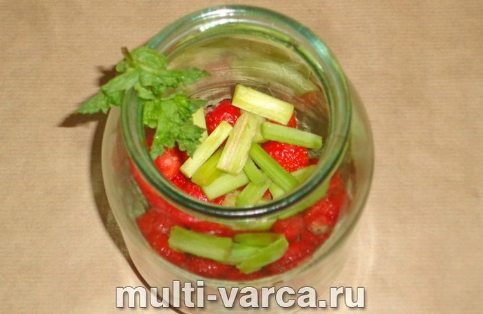 Компот із ревеню та полуниці