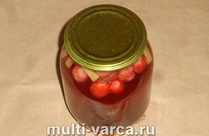 Компот із ревеню та полуниці