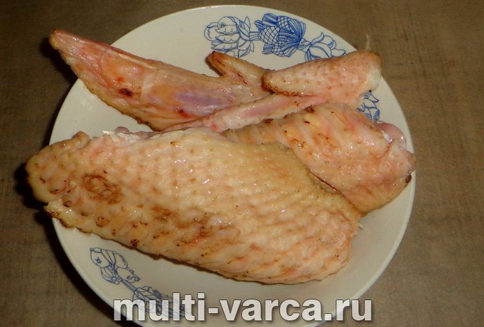 Крила індички з картоплею в мультиварці