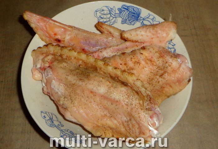 Крила індички з картоплею в мультиварці