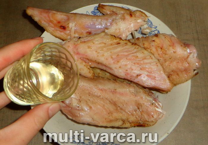 Крила індички з картоплею в мультиварці