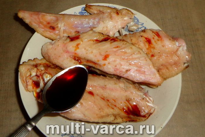 Крила індички з картоплею в мультиварці