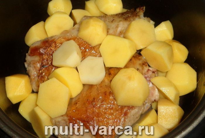 Крила індички з картоплею в мультиварці