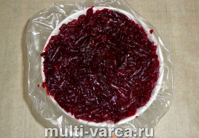 Листковий салат із буряком і шинкою