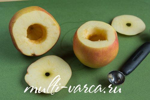 Печені яблука з маком і родзинками