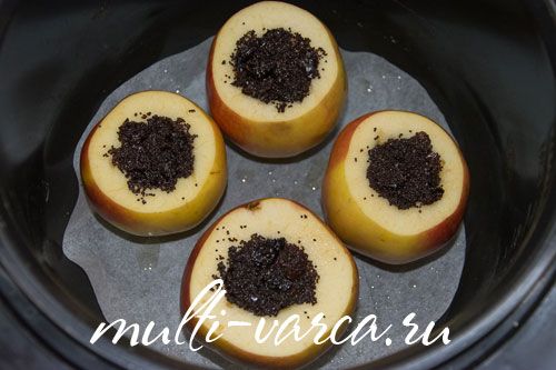 Печені яблука з маком і родзинками