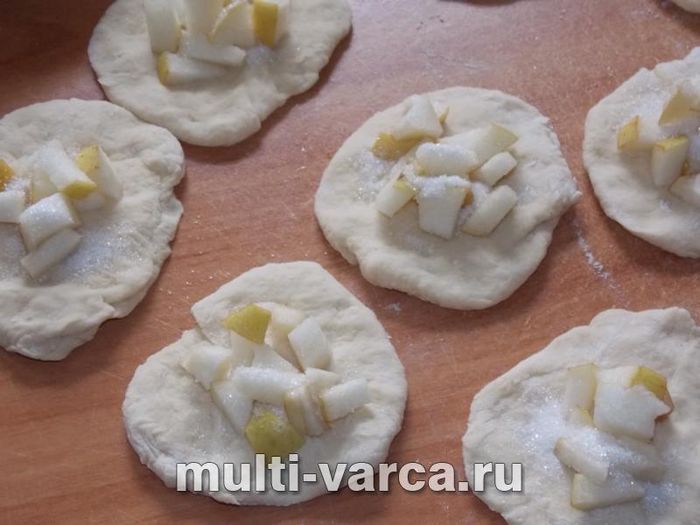 Печені пиріжки з грушею