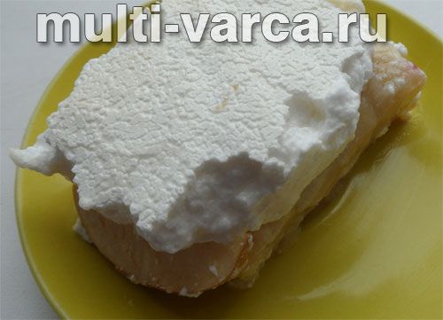 Пісочно-сирний пиріг із безе, брусницею та яблуком