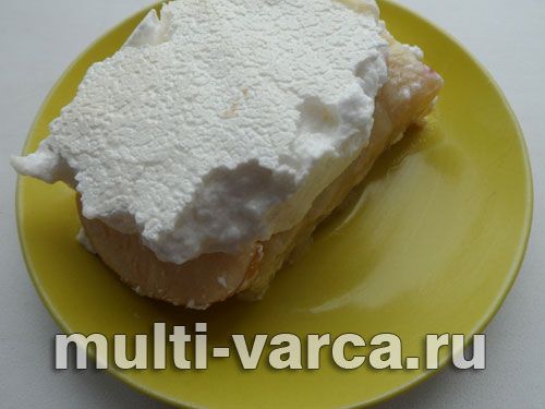 Пісочно-сирний пиріг із безе, брусницею та яблуком