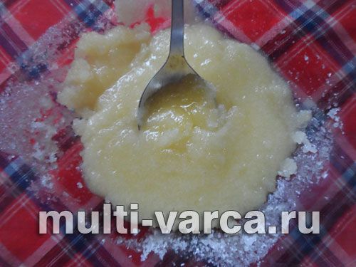 Пісочно-сирний пиріг із безе, брусницею та яблуком
