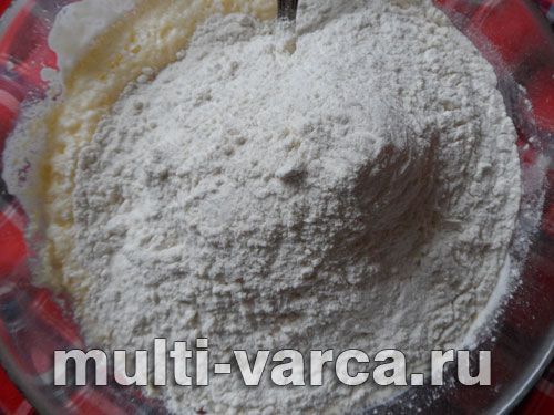 Пісочно-сирний пиріг із безе, брусницею та яблуком