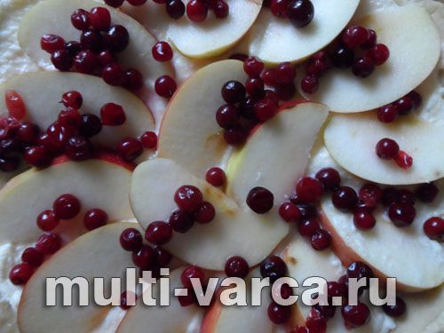 Пісочно-сирний пиріг із безе, брусницею та яблуком
