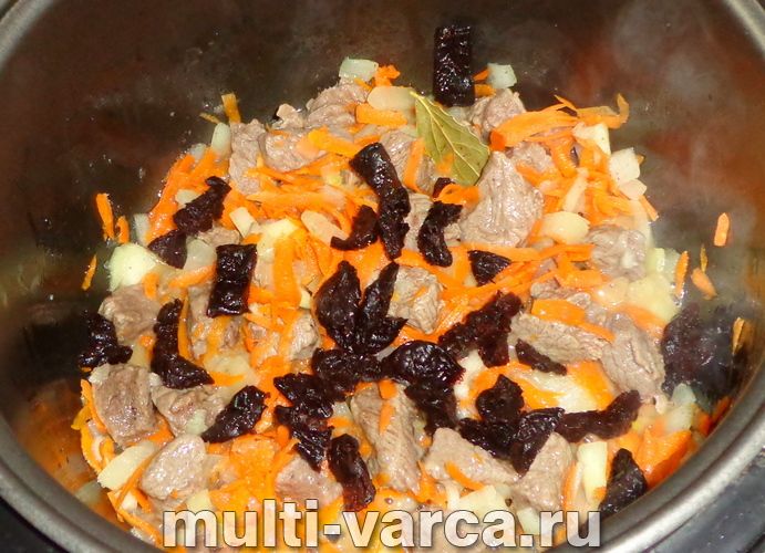 Плов із чорносливом у мультиварці