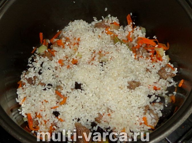Плов із чорносливом у мультиварці