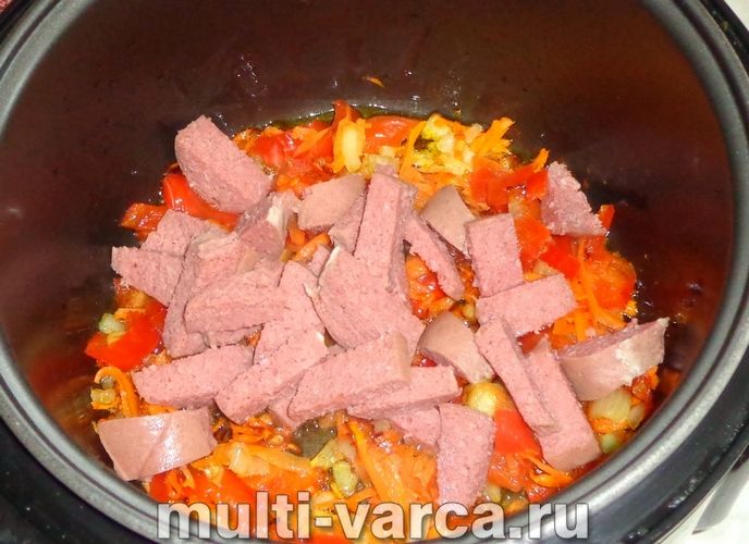 Рис із ковбасою в мультиварці