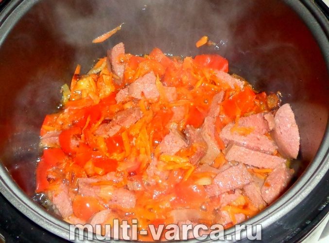 Рис із ковбасою в мультиварці