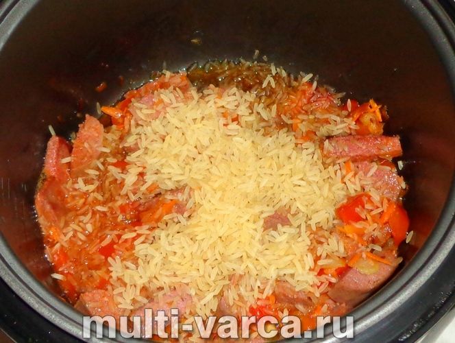 Рис із ковбасою в мультиварці