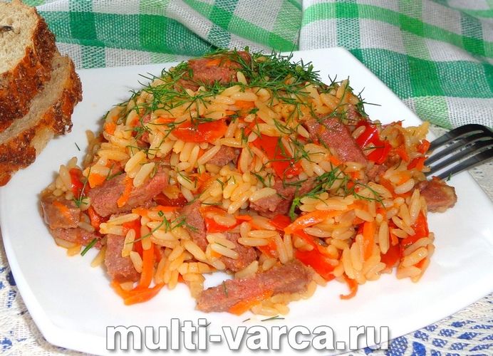 Рис із ковбасою в мультиварці