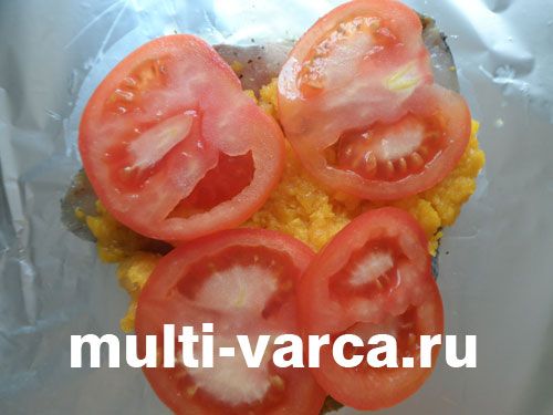 Сайда, запечена з гарбузом і помідорами