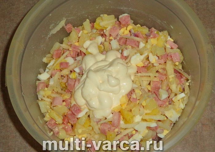 Салат із шинкою і яблуком "Шматочок сиру"
